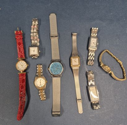 Un lot de huit montres de dame en métal blanc...