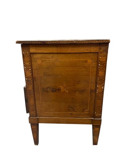 Commode ouvrant par deux tiroirs en façade,...