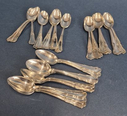 Suite de 32 cuillères à moka en argent 800...