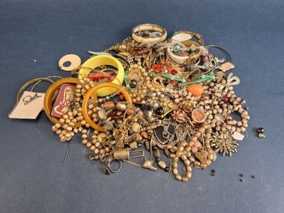 Lot de bijoux fantaisie comprenant colliers,...