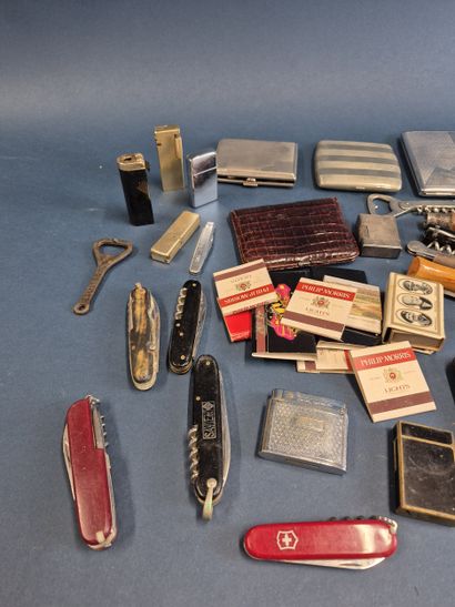 Ensemble comprenant dagues, opinels, couteaux-suisse,...