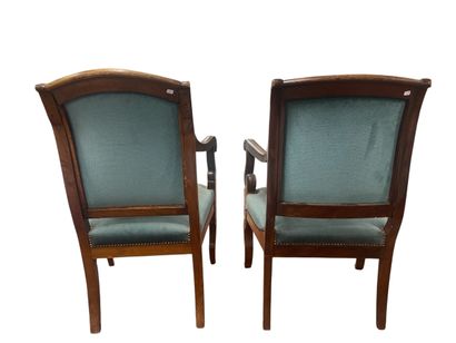 Paire de fauteuils en bois, les deux pieds...