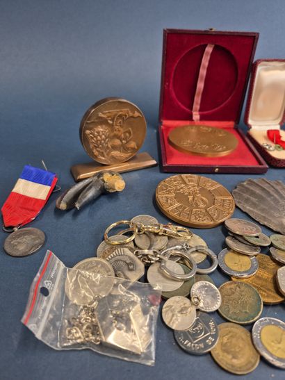 Fort lot de monnaies, médailles en bronze...