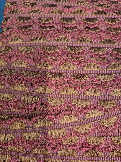 Ensemble comprenant des strass colorés de...