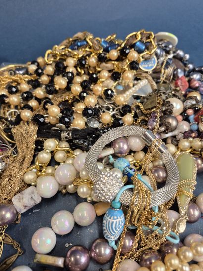 Lot de bijoux fantaisie comprenant colliers,...