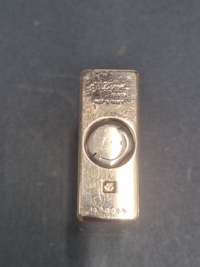 ST DUPONT
Briquet en métal argenté guilloché.
Fonctionnel,...