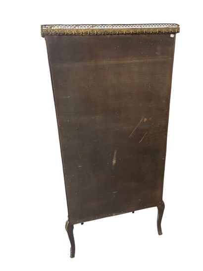 Vitrine toutes faces en bois, ouvrant en...