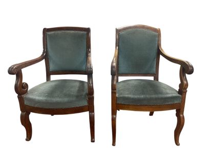 Paire de fauteuils en bois, les deux pieds...