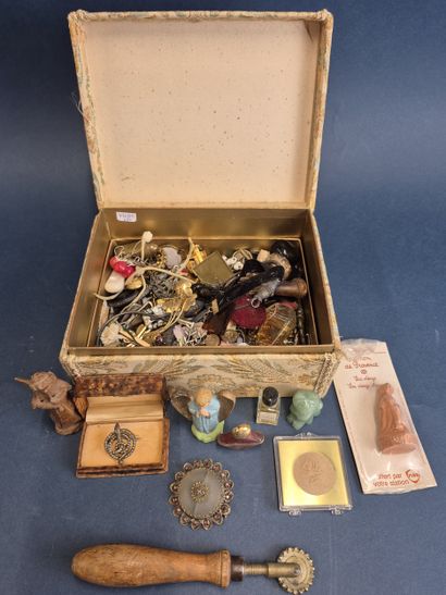 Ensemble de bijoux fantaisie et objets de...
