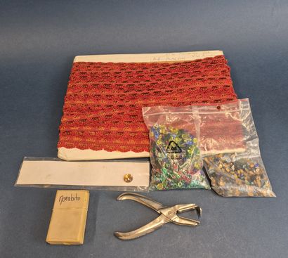 Ensemble comprenant des strass colorés de...