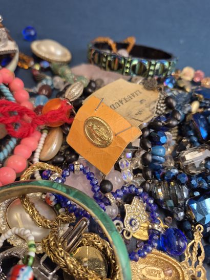 Lot de bijoux fantaisie comprenant colliers,...
