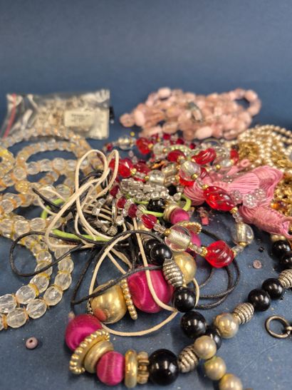 Lot de bijoux fantaisie comprenant colliers,...