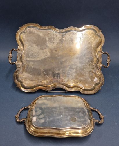 Suite de deux plats en métal argenté de forme...