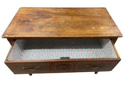 Commode ouvrant par deux tiroirs en façade,...