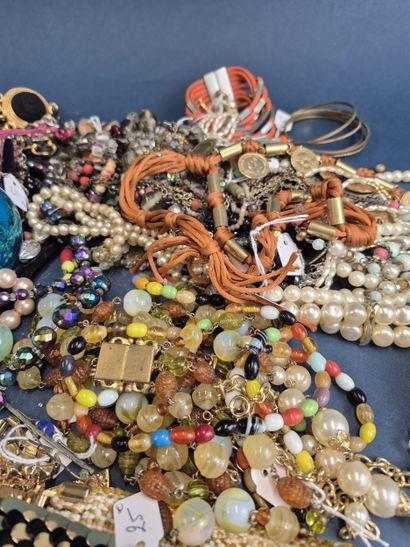Fort lot de bijoux fantaisie comprenant colliers...