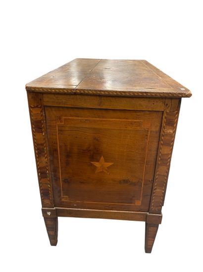 Commode ouvrant par deux tiroirs en façade,...
