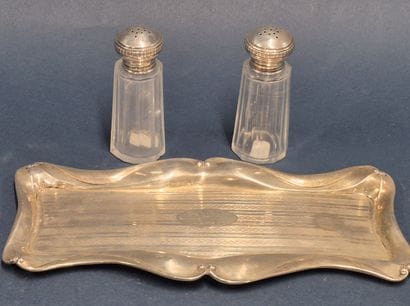 Paire de salières en verre, le bouchon en...