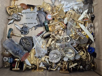 Fort lot de boutons de manchettes divers...