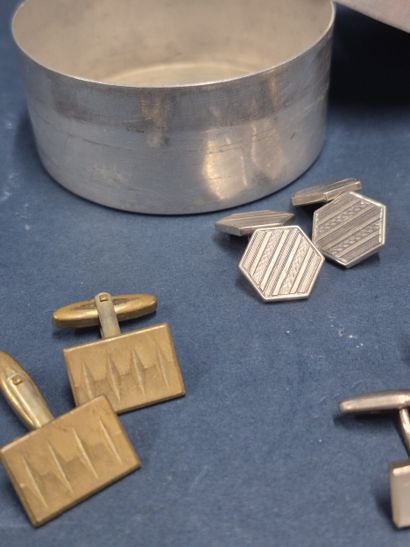 Lot comprenant cinq paires de boutons de...