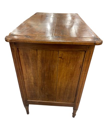 Commode en bois ouvrant par trois tiroirs...