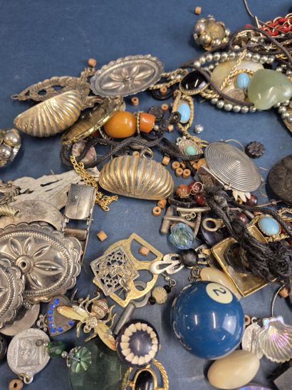 Lot de bijoux fantaisie comprenant colliers,...