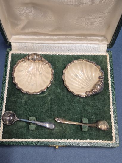Ensemble de deux salières de forme coquille...