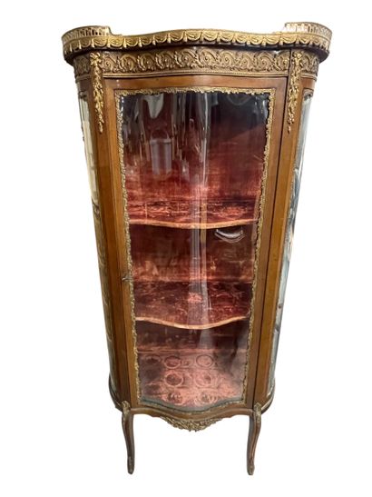 Vitrine toutes faces en bois, ouvrant en...