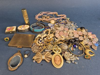 Lot de bijoux fantaisie comprenant bracelets,...