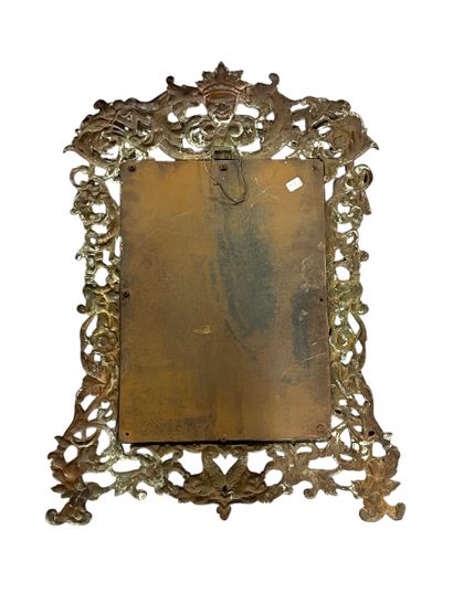Miroir de forme mouvementée en métal doré...
