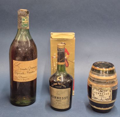 Ensemble de trois bouteilles comprenant:
-...
