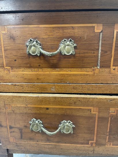 Commode ouvrant par deux tiroirs en façade,...