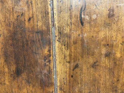 Commode en bois ouvrant par trois tiroirs...