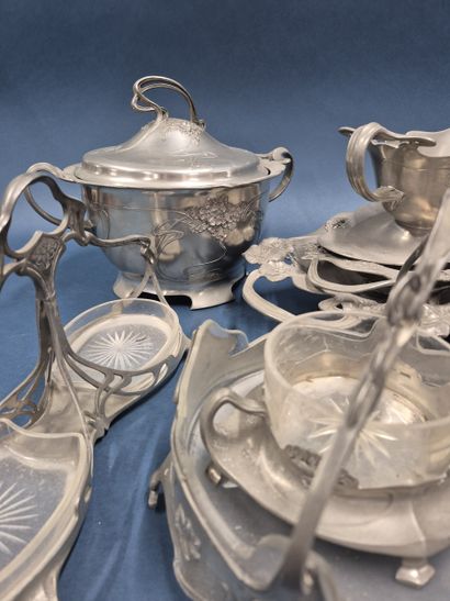 Reunion of pewter shaped pieces in the Art...