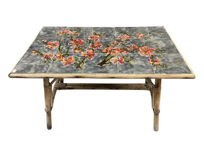 Table basse de forme rectangulaire, le piètement...