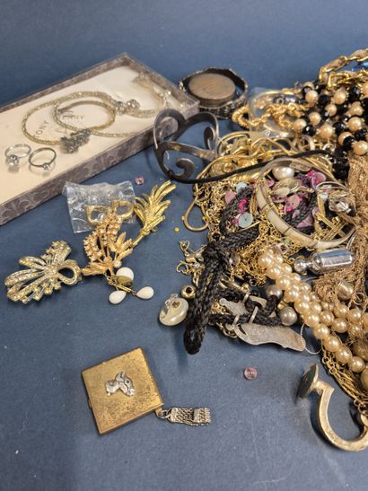 Lot de bijoux fantaisie comprenant colliers,...