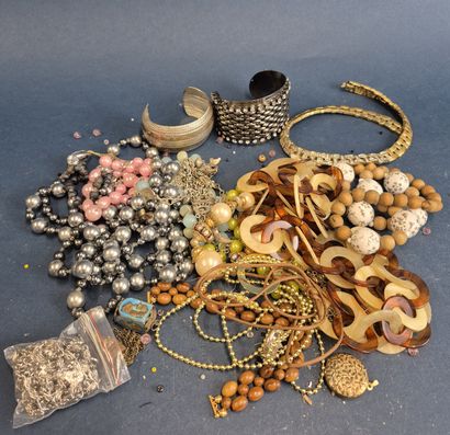 Lot de bijoux fantaisie comprenant colliers,...