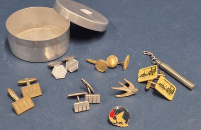 Lot comprenant cinq paires de boutons de...