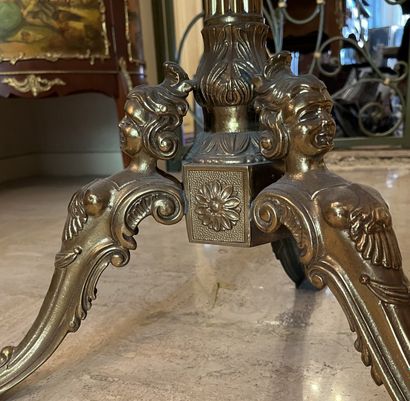 Table basse de forme circulaire reposant...