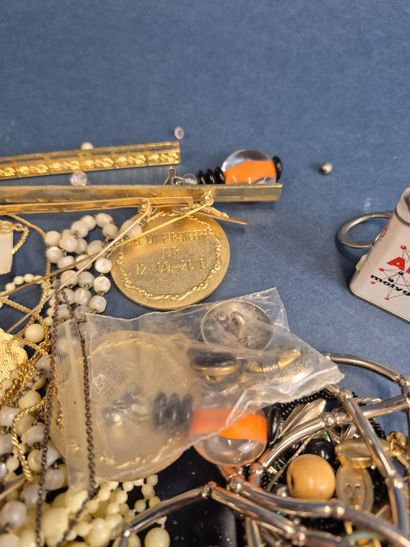 Lot de bijoux fantaisie comprenant colliers,...
