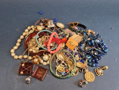 Lot de bijoux fantaisie comprenant colliers,...