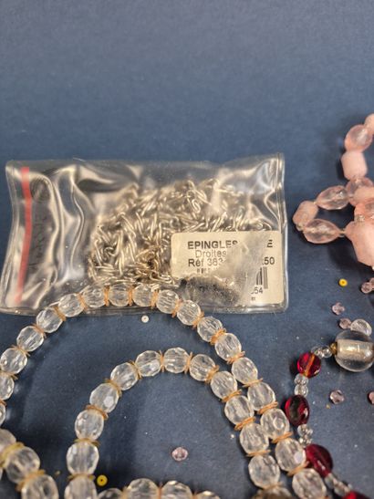 Lot de bijoux fantaisie comprenant colliers,...