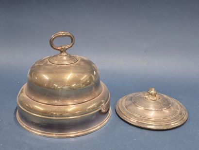 Cloche en métal argenté à décor chiffré....
