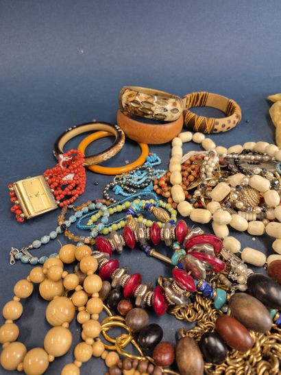 Lot de bijoux fantaisie comprenant colliers,...