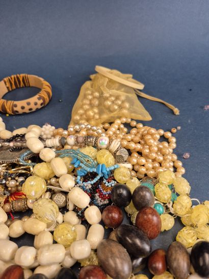 Lot de bijoux fantaisie comprenant colliers,...
