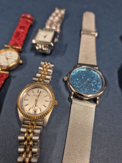 Un lot de huit montres de dame en métal blanc...