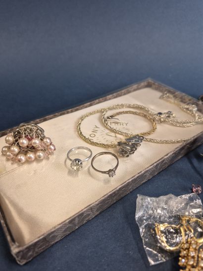 Lot de bijoux fantaisie comprenant colliers,...