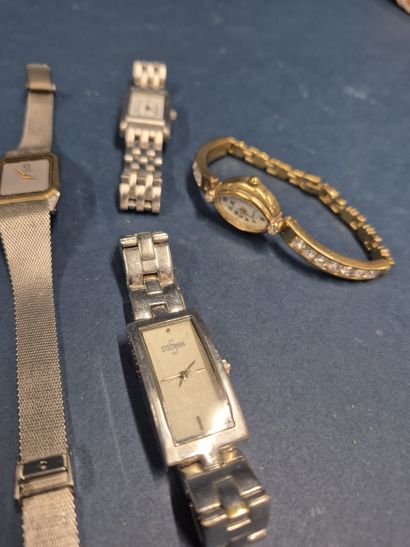 Un lot de huit montres de dame en métal blanc...