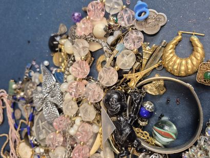 Lot de bijoux fantaisie comprenant bracelets,...