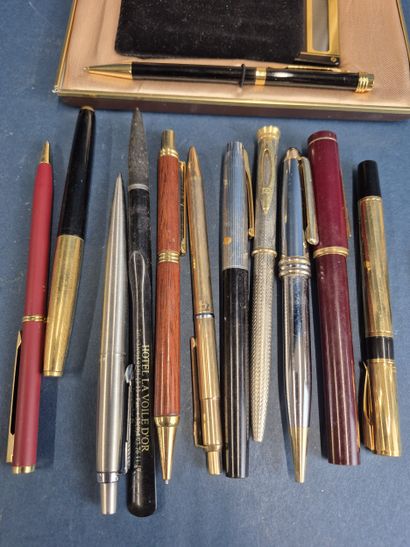 Ensemble de stylos bille, criterium et stylos...