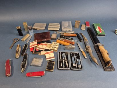 Ensemble comprenant dagues, opinels, couteaux-suisse,...
